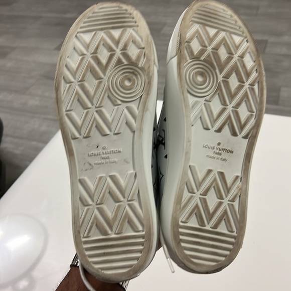 Louis Vuitton sneakers LV size 7 of regular size 9. - Picture 3 of 3